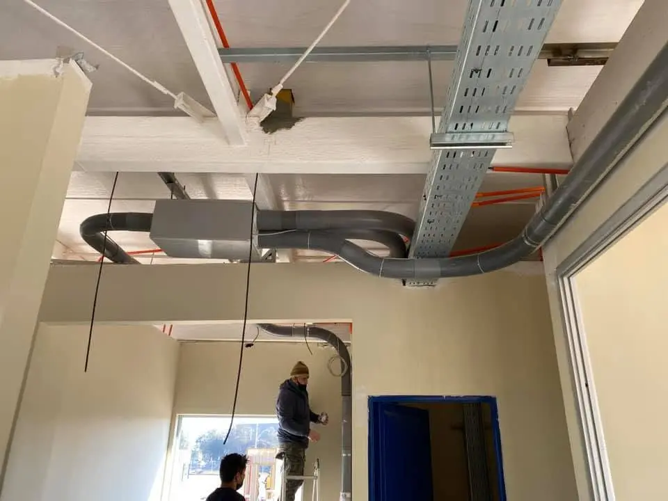 Equipo técnico instalando tuberías para un sistema de transporte neumático